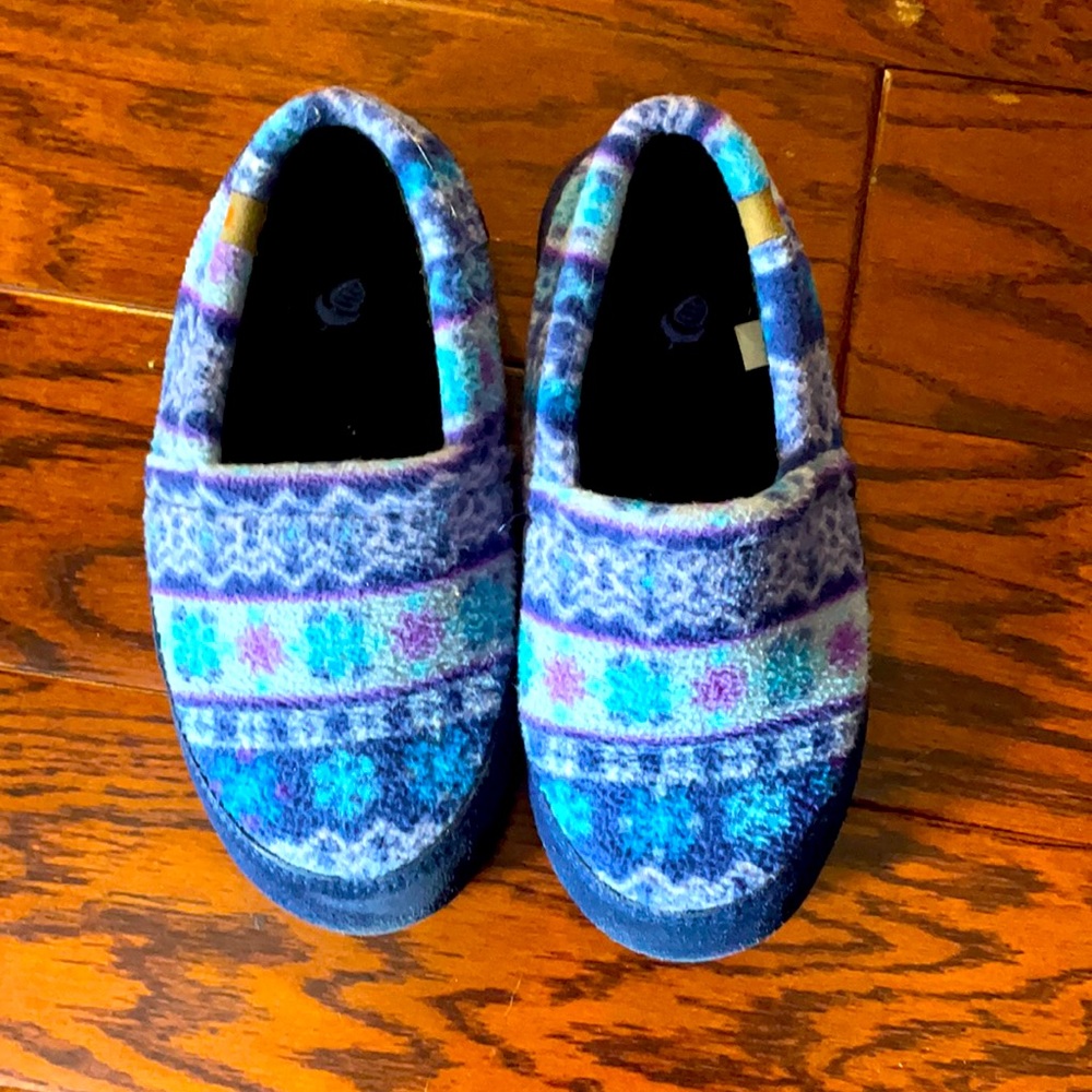 Acorn fleece slippers